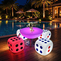 Ensemble de meubles de bar en plastique LED créatif avec design moderne, table ronde d'extérieur et chaises à pieds hauts