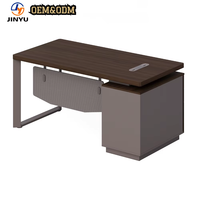 Bureau de direction moderne avec plateau en noyer, tiroir, piétement en métal à pieds en U et passe-câbles pour bureau