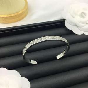 Pulsera con Letra F Más Vendida de F's, una Pulsera de Latón Vintage Clásica y Lujosa Disponible para Venta al por Mayor - Product Image 4