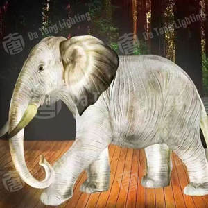 Statue d'éléphant en fibre de verre avec éclairage LED intégré pour jardin extérieur et éclairage de rue, décoration élégante pour paysage nocturne - Product Image 3