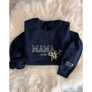เสื้อสเวตเตอร์แม่แบบส่วนตัว แขนยาวสำหรับผู้หญิง ปักชื่อลูกๆ พร้อมข้อความ Est 2026 ผ้าเจอร์ซีย์นุ่ม ใส่ได้ในฤดูหนาว - Product Image 3