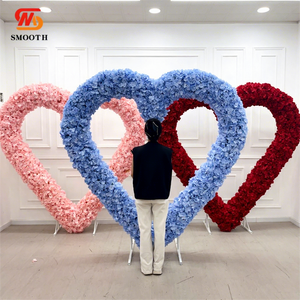 Arche de fleurs artificielles lisses pour mariage avec hortensias et roses en soie roses, bleues, rouges en forme de cœur - Couleurs et tailles personnalisables - Product Image 1