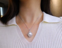 Collier pendentif unisexe Lucy Jewelry en or blanc 18 carats, dentelle de luxe entièrement sertie de diamants de qualité AAAA, perle blanche des mers du Sud certifiée NGTC