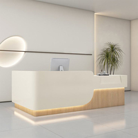 Bureau de réception moderne et luxueux, personnalisé, écologique, durable, avec dessus en marbre blanc brillant et courbé.