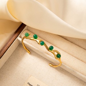 กำไลข้อมือสแตนเลสชุบทอง 18K รุ่น SZ062 ดีไซน์กิ่งไม้ธรรมชาติ พร้อมจี้ห้อย  ไม่ก่อให้เกิดอาการแพ้ ไม่หมองคล้ำ - Product Image 2