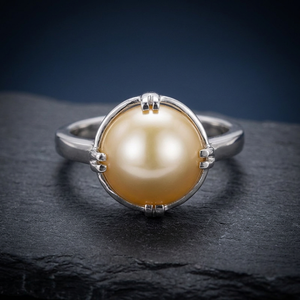 แหวนมุกเซาท์ซีสีทองคำขาว 18K ประดับมุกเม็ดใหญ่ตรงกลาง เหมาะสำหรับงานปาร์ตี้และเป็นของขวัญสำหรับผู้หญิง - Product Image 2
