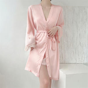 Vente en gros <span class=keywords><strong>de</strong></span> chemises <span class=keywords><strong>de</strong></span> <span class=keywords><strong>nuit</strong></span> en satin pour femmes Lingerie sexy <span class=keywords><strong>Chemise</strong></span> en dentelle Nuisette déshabillé en soie Nuisette col en V Vêtements <span class=keywords><strong>de</strong></span> <span class=keywords><strong>nuit</strong></span> - Product Image 2