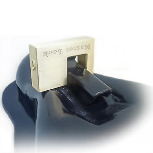 AMBITION Master Lock 605DAT <span class=keywords><strong>Manille</strong></span> 15/16 po de longueur x 7/16 po de largeur intérieure, 2 po de largeur du corps, serrure à coupleur en laiton massif - Product Image 1