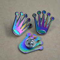 Nouvelle conception 2026 – Épingles personnalisées plaquées couleur arc-en-ciel, badges en forme de couronne pour revers, badges personnalisés pour chemise ou chapeau, artisanat métallique