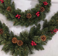 Set Karangan Bunga dan Hiasan Natal Artifisial Grosir, PVC Hijau dengan Buah Pinus dan Buah Merah untuk Dekorasi Liburan