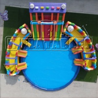 Parc aquatique gonflable commercial en PVC de 0,55 mm sur le thème des bonbons avec toboggan et piscine à jets, aire de jeux extérieure pour la location
