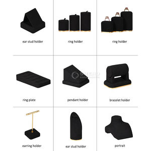 Expositor de Joyería de Lujo de Microfibra Negra con Base Metálica, Color y Logotipo Personalizables para Pulseras, Anillos y Collares de Oro - Product Image 3