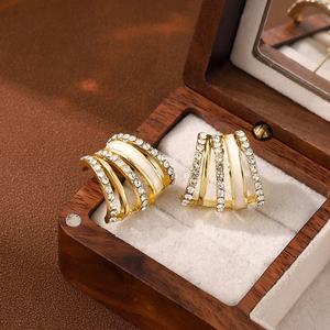 Pendientes de Aleación con Microincrustaciones de Diamantes, Chapados en Oro, Diseño Geométrico en Forma de Garra, Estilo Francés, Versátiles, Moda 2025 - Product Image 3