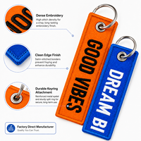 Étiquettes personnalisées en tissu avec emballage de vente au détail, sangles de bagages OEM avec slogan, porte-clés de motocross pour moto, voiture, sac à dos