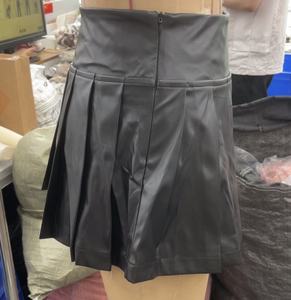 Completo <span class=keywords><strong>Donna</strong></span> 2 Pezzi Peeqi: Minigonna Plissettata in Ecopelle e Giacca con Zip e Stampa Lettering in Ecopelle - Product Image 6