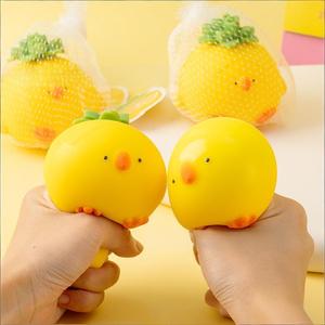 Nouveauté : Jouet Squishy Poulet Jaune en Forme d'Ananas – Adorable Balle Anti-Stress Douce pour Enfants et Adultes - Product Image 5