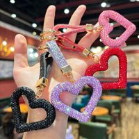 Porte-clés de voiture cœur creux entièrement serti de diamants, idéal pour accessoires de voiture, pendentifs de sac et cadeaux commémoratifs - Vente chaude