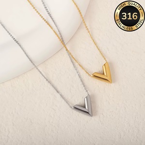 Nouveau Collier Élégant en V pour Femme, Style Niche Luxe Léger, Chaîne de Clavicule Plaqué Or 18K, Bijou Tendance pour l'Été - Product Image 3