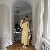 Ensemble robe longue et cardigan pour femme, 2 pièces, tricot uni, bretelles spaghetti, manches longues, style décontracté, tendance féminine.