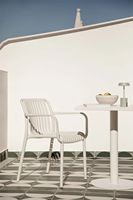 Chaises d'extérieur pour restaurant fauteuils empilables légers en plastique pp traitement imperméable résistant aux UV pour café de jardin