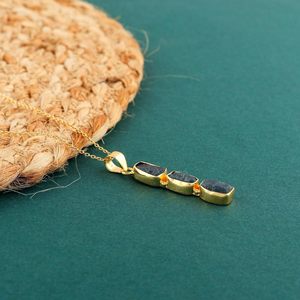 Collar con Colgante de Zafiro Natural YASHEE, Tres Piedras con Engaste Geométrico, Chapado en Oro, Unisex, para Uso Diario - Product Image 3