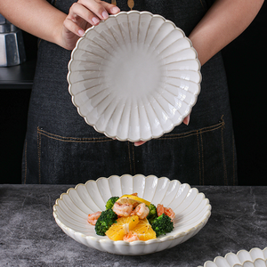 Élégante assiette en céramique blanche avec un mince contour noir pour un repas élégant - Product Image 3