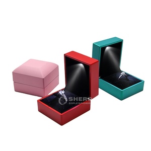Caja de Joyería con Luz LED de Alta Calidad con Patrón Cuadrado para Anillos de Boda, Collares, Colgantes, Pulseras, Empaque - Product Image 2