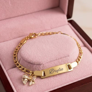 Braccialetto Personalizzato con Nome per Bambini, Gioielli in Acciaio Inossidabile Placcato <span class=keywords><strong>Oro</strong></span> con Incisione e Charm a Farfalla - Product Image 1