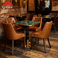 Ensemble de salle à manger commercial de luxe moderne de style américain vintage en cuir PU marron capitonné avec cadre en bois et métal, table longue et 4 chaises