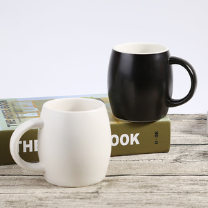 Mug en céramique promotionnel BST en forme de baril à vin, grande capacité, avec couvercle et cuillère, gravure de logo personnalisée - Product Image 4