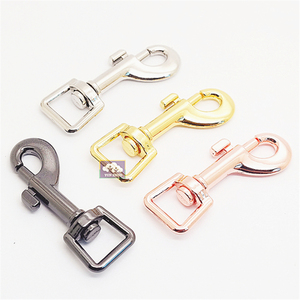 Bán Buôn Chất Lượng Cao Vàng Snap Hooks Với Biểu Tượng Tùy Chỉnh Thời Trang Con Chó Dây Xích Với Đinh Tán Trang Trí Mẫu Miễn Phí Có Sẵn - Product Image 3
