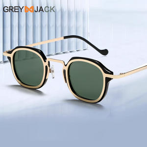 Lunettes de soleil carrées Grey Jack, monture noire et or, protection UV400, unisexe, verres TAC, style hybride en acier inoxydable et PC - Product Image 2