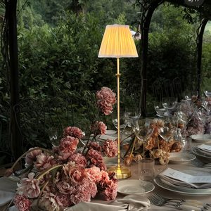 Lampe de table sans fil en tissu de 23 pouces de haut, télécommande, batterie rechargeable, <span class=keywords><strong>abat</strong></span>-<span class=keywords><strong>jour</strong></span> personnalisé pour les événements de mariage, décorations d'hôtel - Product Image 1