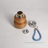 Bouteille d'eau portable en titane pur, isolée, style gourde, avec infuseur à thé, fabriquée à la main, style chinois moderne, idéale pour l'extérieur