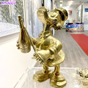 vergoldete verchromte weinflasche <span class=keywords><strong>Donald</strong></span> Duck-Skulptur Bar dekorative Stücke galvanisiertes Harz Kunst Ent hotel dekoration - Product Image 5