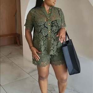 جودة عالية الصيف المرأة جوفاء بلون واحد قميص الدانتيل والسراويل القصيرة طقم من قطعتين - Product Image 5