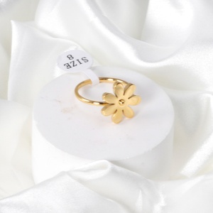 Anillo de Acero Inoxidable con Cuentas Chapadas en Oro de 18K, Diseño Floral Romántico y Moderno para Chicas - Product Image 3