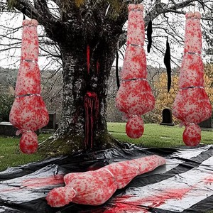 Oggetti di scena Horror di Halloween casa infestata gonfiabile capovolta 60 pollici spaventosi insanguinati finti cadavere decorazioni con ragnatela - Product Image 5
