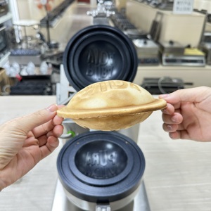 Machine à hamburgers UFO 220V, nouvelle, portable, facile à utiliser pour les petites entreprises, avec moule surdimensionné personnalisé et motif logo. - Product Image 3