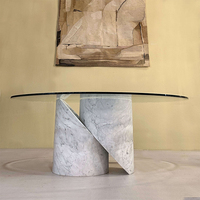 Table basse ovale en marbre torsadé Dream Home avec plateau en verre trempé et piétement en marbre fendu