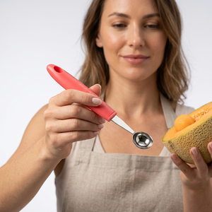 Cuchara para melón ergonómica e inteligente con mango rojo, de acero inoxidable, herramienta manual de cocina, fácil de limpiar, solo lavar a mano. - Product Image 1