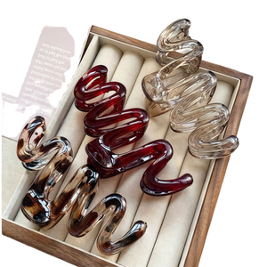 Pinces à cheveux transparentes à motif vague, grandes pinces requin transparentes pour femmes, pinces à cheveux en plastique pour cheveux épais, vente en gros - Product Image 1