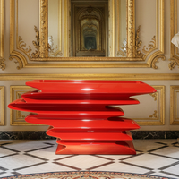 Table console de forme irrégulière unique, table d'entrée, piédestal sculptural décoratif contemporain, support fantaisie en laque rouge, hall d'hôtel