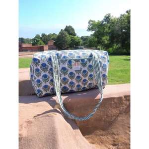 Bolsa de lona acolchada de algodón hecha a mano, elegante estampado en bloques, construcción ligera y duradera, interior espacioso, perfecta para viajar - Product Image 1