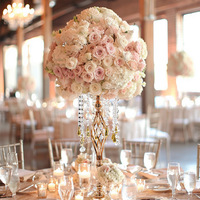 Composition florale de centre de table en boule de fleurs de soie couleur marron pour événements, mariages et fêtes