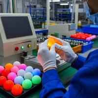 Balles de golf LED lumineuses activées par l'impact, 6 couleurs vibrantes, plus de 50 heures d'autonomie, anti-éblouissement, conception 3 couches pour la pratique nocturne et le plaisir