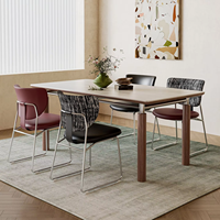 Chaise de salle à manger minimaliste moderne, structure en acier inoxydable, assise en similicuir, dossier rayé, utilisation domestique et hôtelière, mobilier