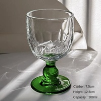 Zwart glazen cocktailglas voor koude dranken, modern, voor feesten, geschikt voor bruiswater, bier en fruit.
