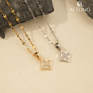 Collana con <span class=keywords><strong>Quadrifoglio</strong></span> in Acciaio Inossidabile Placcato Oro 14K, Zirconi Brillanti, Gioiello di Tendenza per Cene Eleganti - Product Image 1