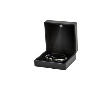 Boîte à bijoux de luxe avec éclairage LED, boîte de rangement noire à couvercle rabattable pour bracelets avec insert en velours pour offrir en cadeau - Product Image 3